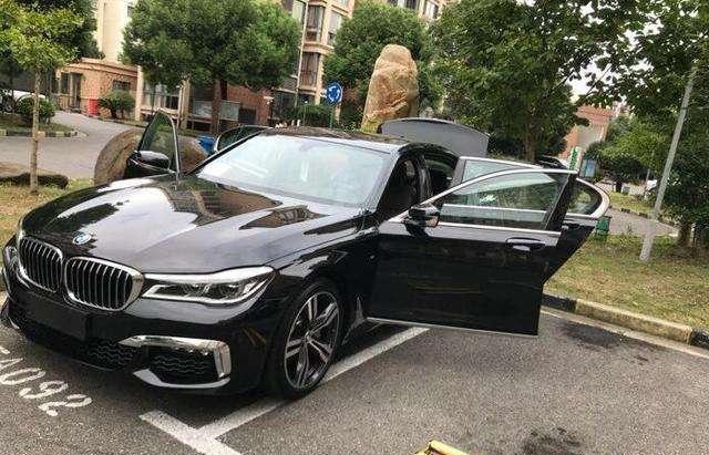 一辆宝马7系废弃停车场三年, 标价3万出售, 可过户无人敢买!