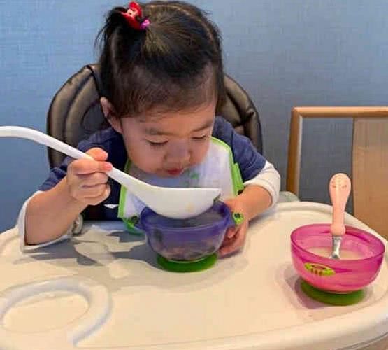 章子怡2岁女儿独自吃饭,勺子快比脸还大,网友:长大必成吃货!