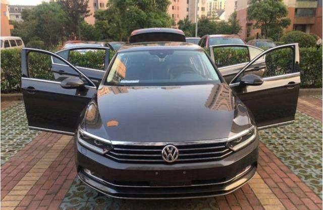 便宜6万提新款迈腾库存车，车主：很新车基本一样，超值