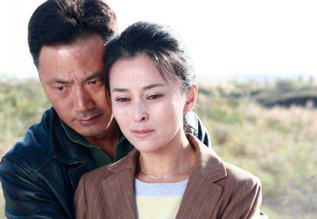 许铁面曾牵挂过《主演》,《远山的云帆》等电视剧,是赵薇和黄晓明等人电视剧歌女红叶主题曲图片