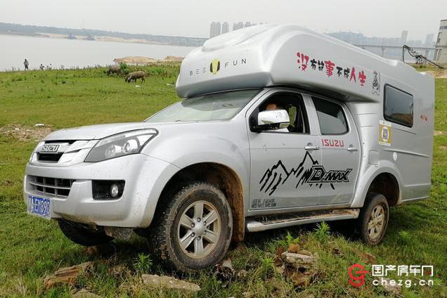 这台大SUV价格不到三十万，却是全能型越野房车