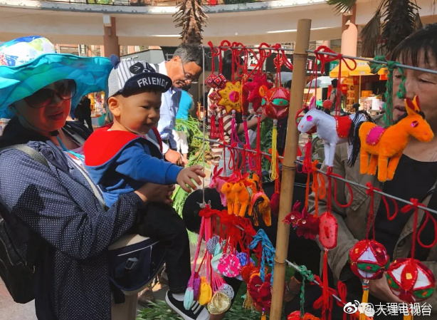 五色新丝缠角粽。金盘送。生绡画扇盘双凤。