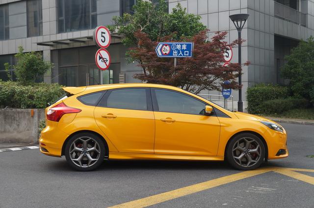 踩下油门霸气开始!二手值得买,福克斯 ST