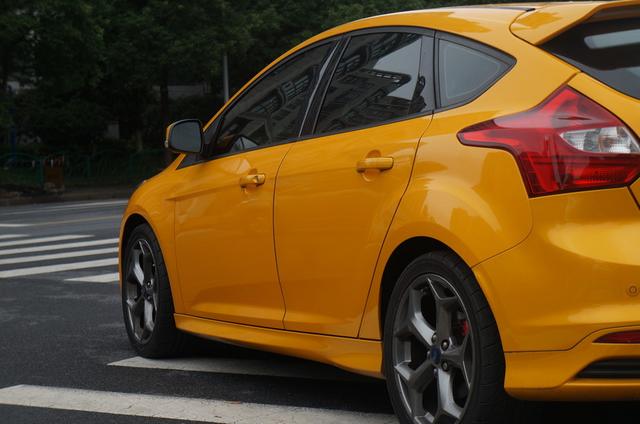 踩下油门霸气开始!二手值得买,福克斯 ST