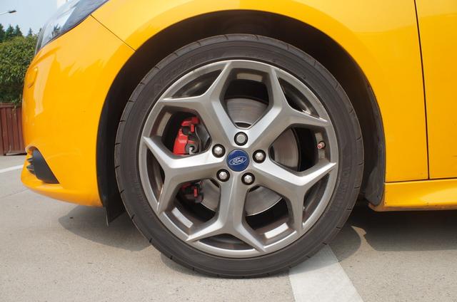 踩下油门霸气开始!二手值得买,福克斯 ST