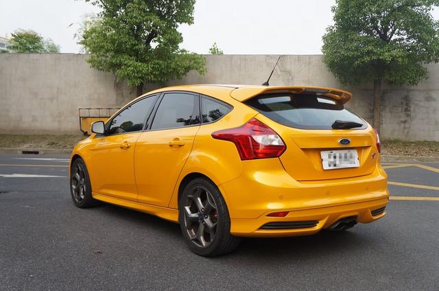 踩下油门霸气开始!二手值得买,福克斯 ST