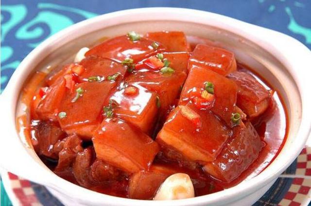 毛式红烧肉色泽金黄,油而不腻,肉肥瘦相间,香甜松软,入口即化