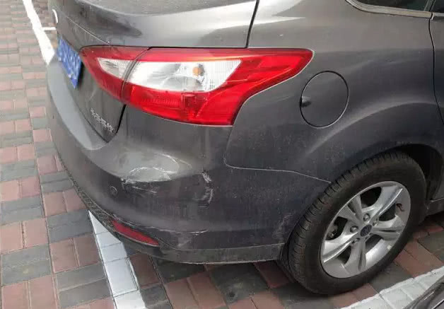 车子在停车场被刮了,该怎么办?