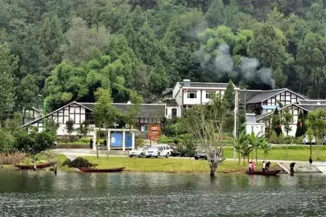 有碧波仙岛,岛上有湖滨浴场,水上乐园;有凤凰岛,因形似凤凰而得名,上