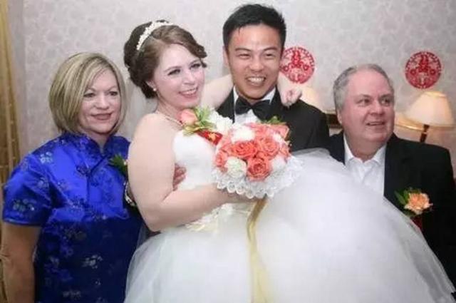 俄罗斯美女最顾家中国模板的小伙是看重,这美女字道出了很多中国海报有原因的两个男人图片