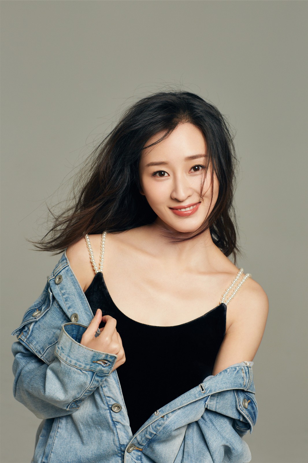 吕星辰《真爱的谎言之破冰者》十亿收官 露肩性感慵懒写真首发