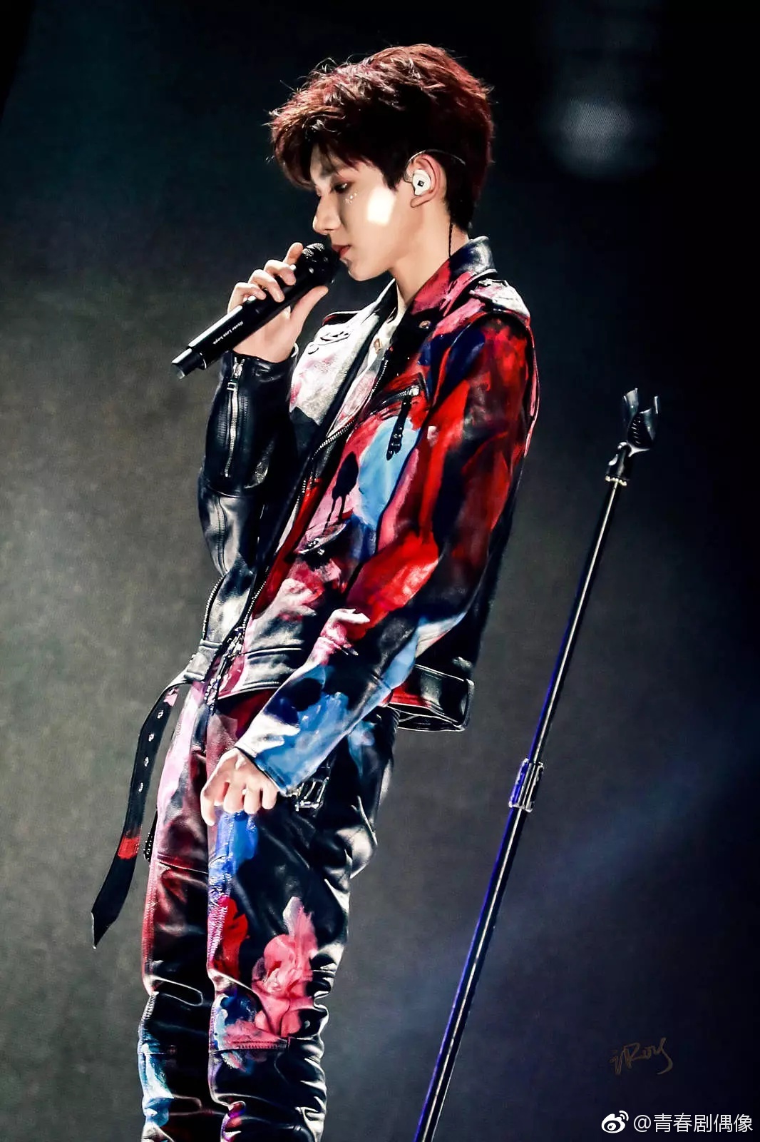 王源眼睛五周年演唱会王源的流星眼妆太好看了叭,太诱了