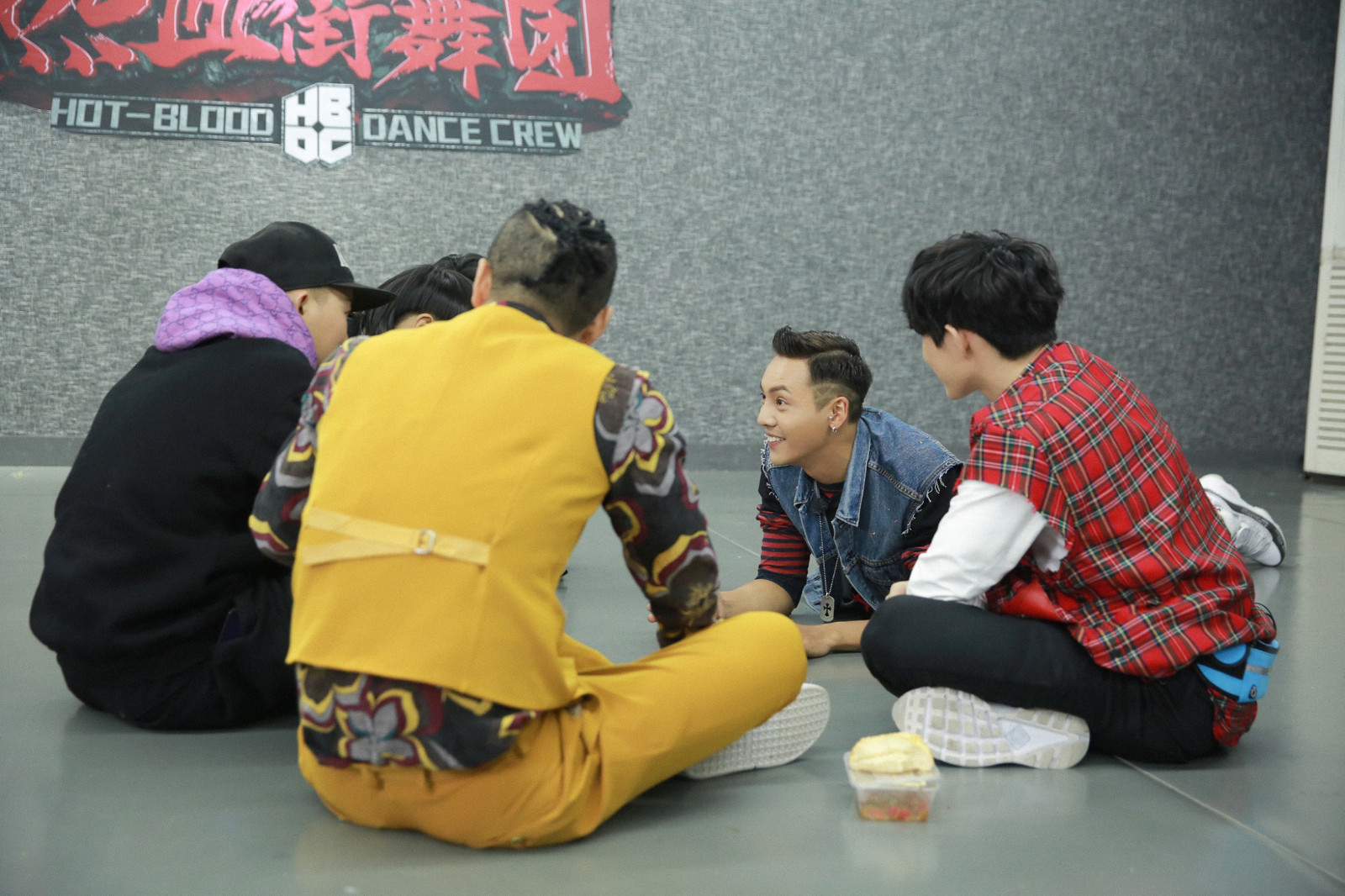 陈伟霆《热血街舞团》泪洒现场 战队逆袭感动