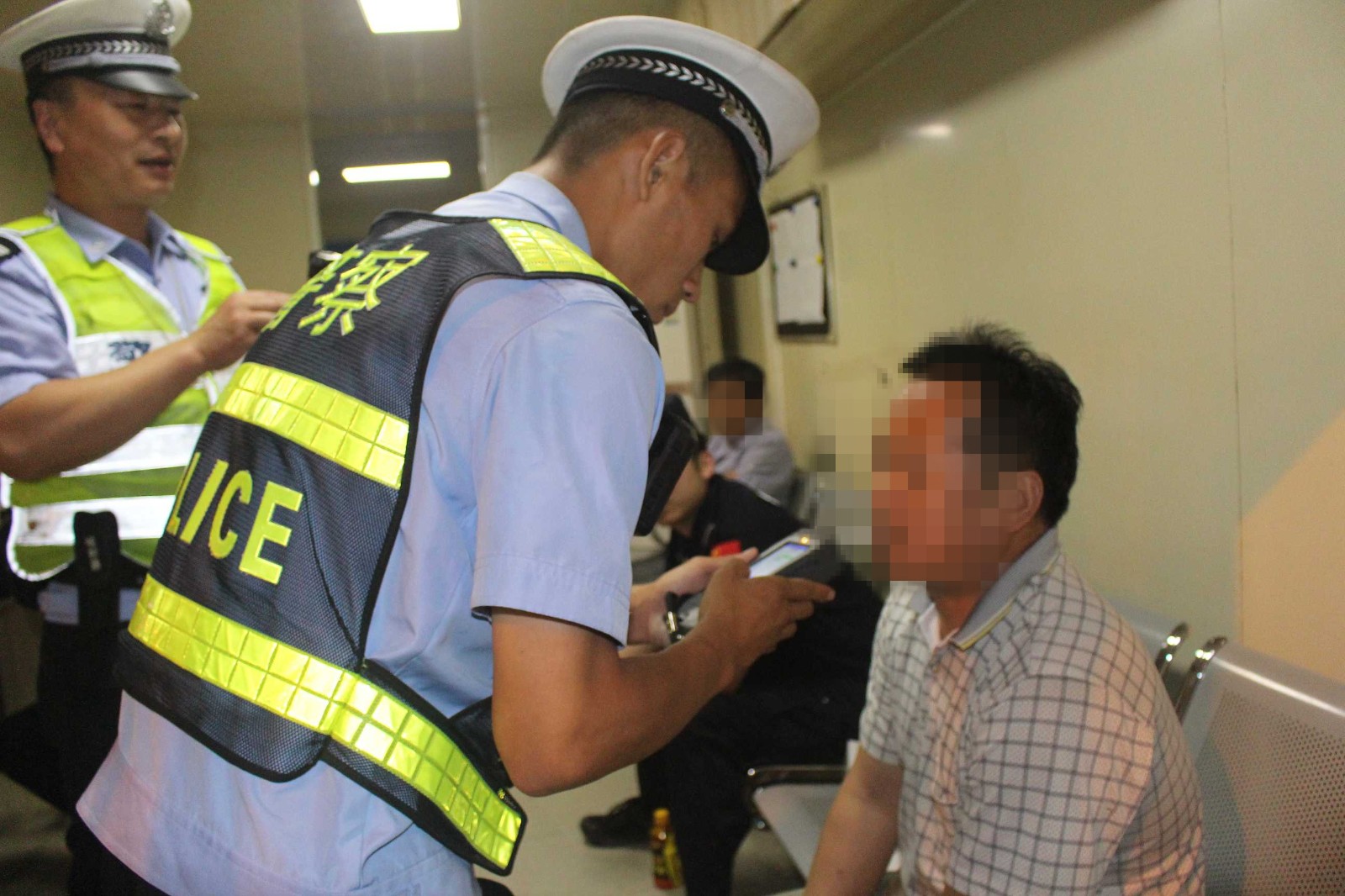 六安:合肥交警支队来金寨县开展周末异地互查