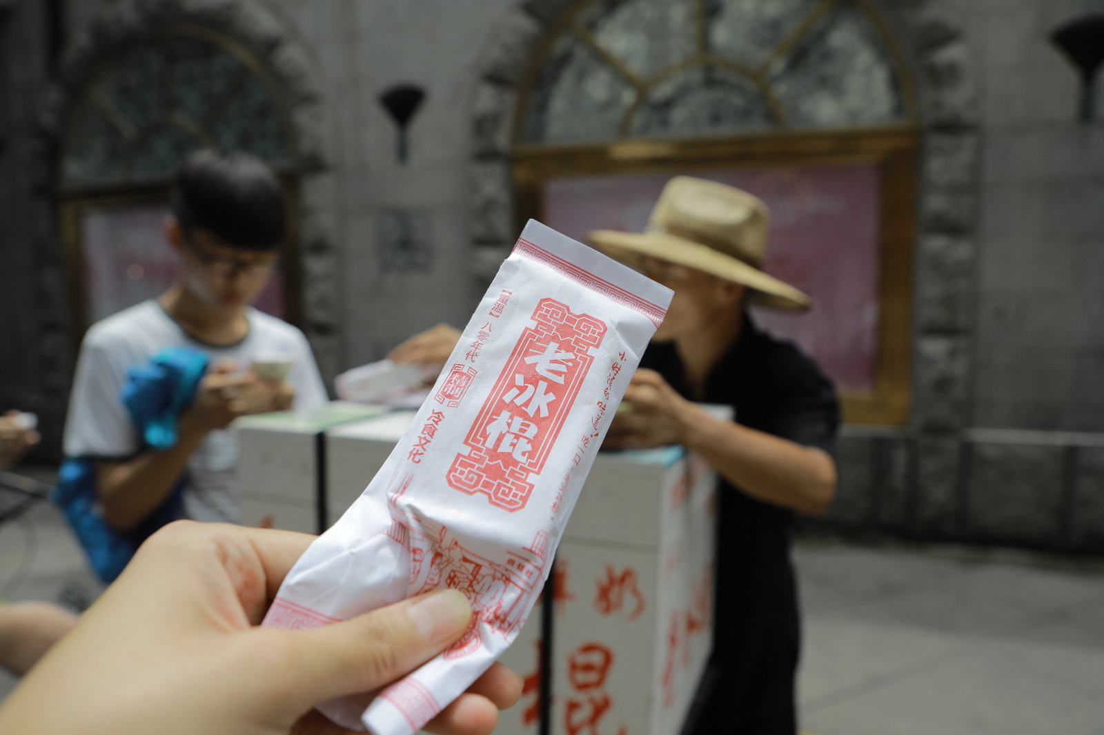 西安钟楼小伙骑着凤凰二八自行车卖老冰棍 日入千元