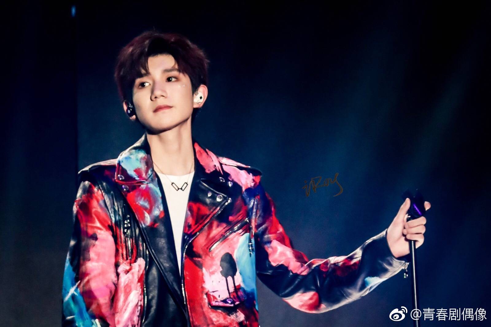 王源眼睛五周年演唱会王源的流星眼妆太好看了叭,太诱了