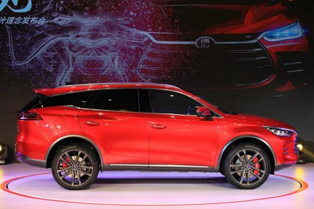 国产车发飙了，这款7座SUV配“龙脸”，4.5秒破百，油耗不足2毛