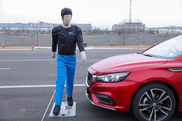 7大安全配置加持 看名爵6如何应对行人乱穿马路