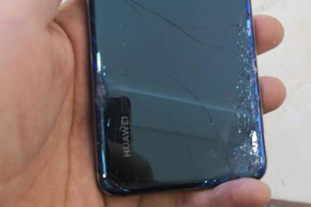 华为P20行货首摔:后盖磕碎、换壳不贵,比苹果