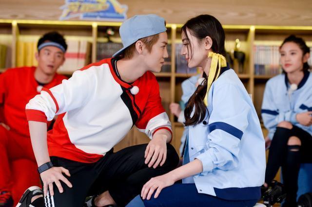 迪丽热巴直播领奖,频繁捂胸口遭网友吐槽:身材