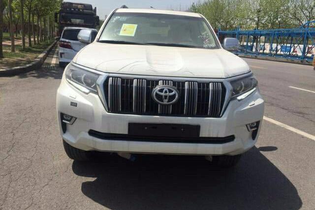 18款丰田霸道2700车身线条上继承了老款霸道的经典