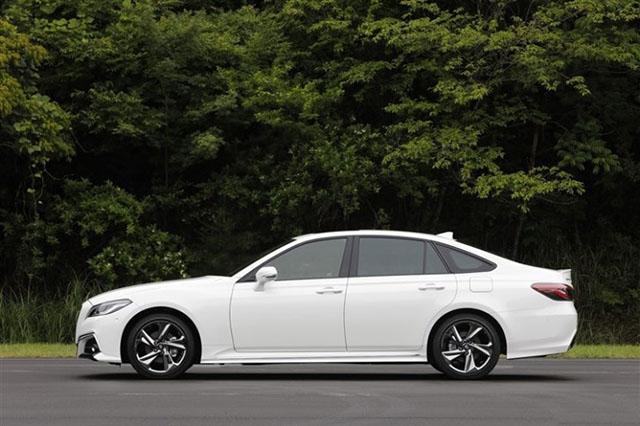 丰田新皇冠实车发布，本土卖27万，网友：国产原版引进加宽能卖疯