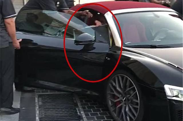 迪拜偶遇一辆奥迪R8，因女友东西买太多，车内放不进只能这么做