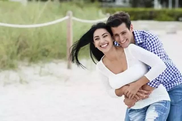 男生肢体接触心理分析,这六个动作表示他很喜