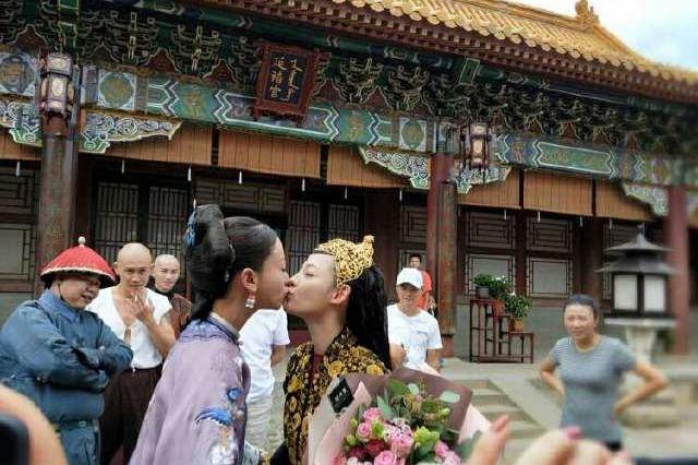 张嘉倪吴谨言片场互亲,《延禧攻略》花絮堪比