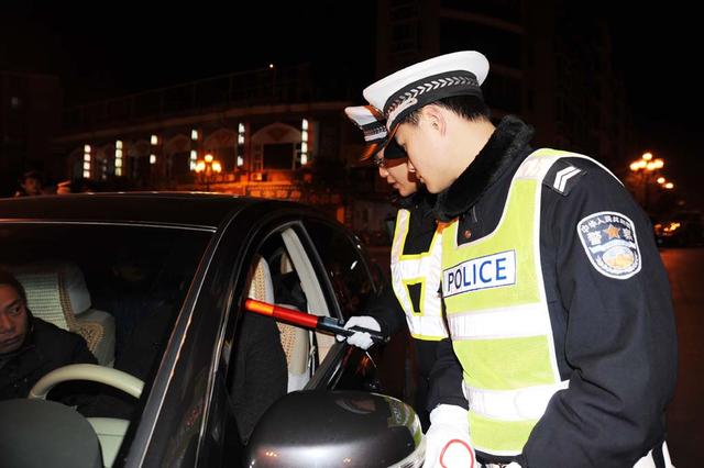 喝酒不开车,算不算酒驾?交警:敢坐主驾驶座,必抓!