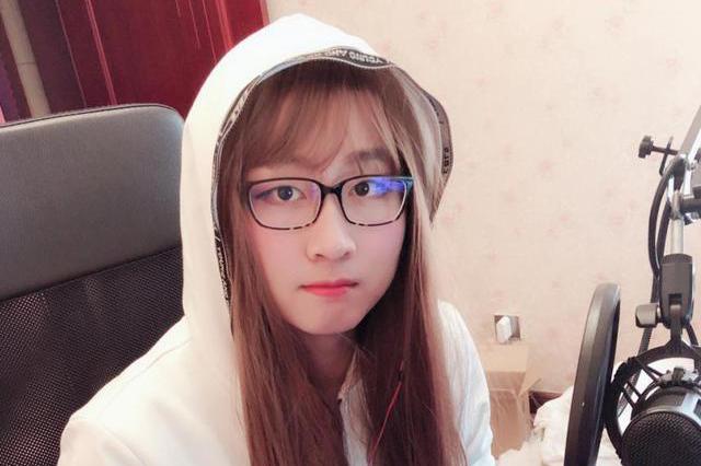 又被外挂狙了,这次是同台主播,气的当场电话投