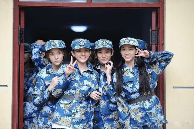 宋祖儿班级军训照曝光,个个都是小仙女,网友:最后一位美到爆