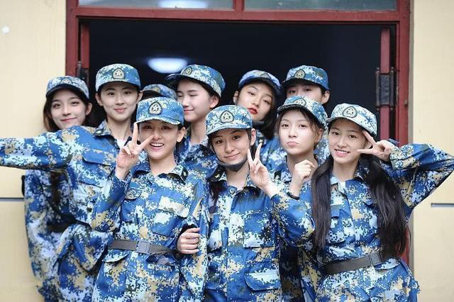 宋祖儿班级军训照曝光,个个都是小仙女,网友:最后一位美到爆