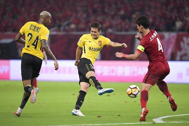 上港赢球有问题?粤媒炮轰足协对恒大不公:裁判