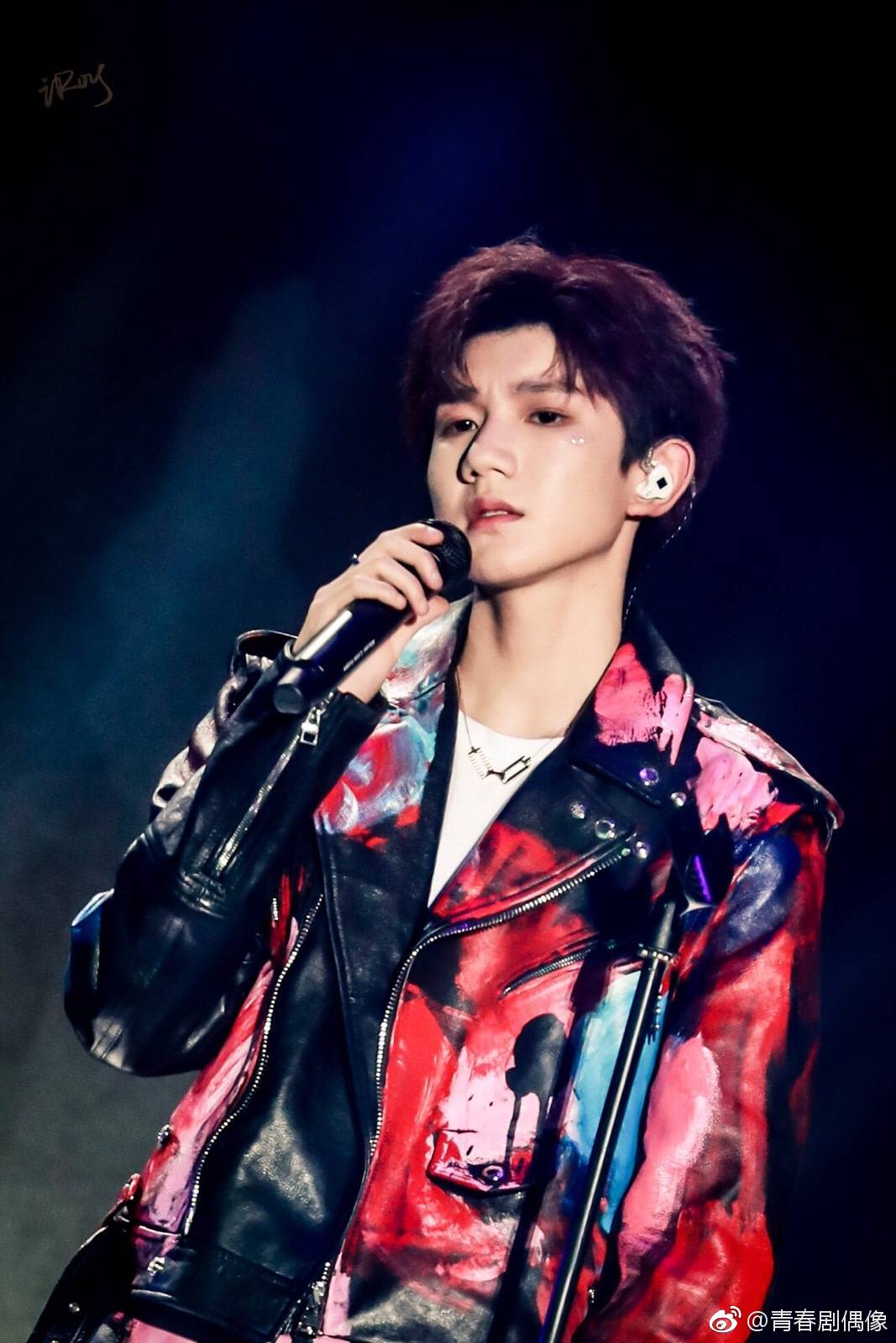 王源眼睛五周年演唱会王源的流星眼妆太好看了