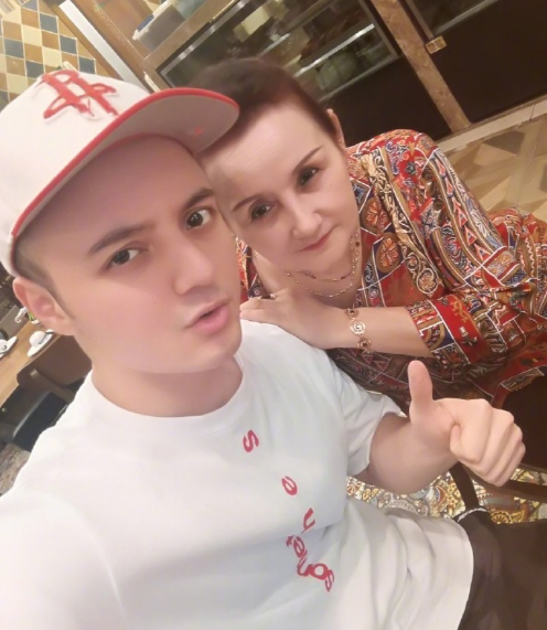 还记得《星光大道》的阿尔法吗?被嘲秃顶的他戴上帽子成功逆袭