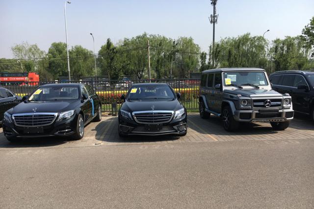 老板打算花200万元买辆进口奔驰车，到车行看到车后顷刻犹豫了