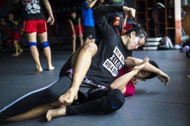 “中国第一格斗美女”林荷琴现状，25岁仍单身，网友：不敢要！