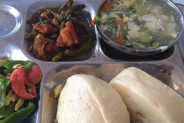 公司食堂的免费伙食,三菜一汤,不知道算不算好?