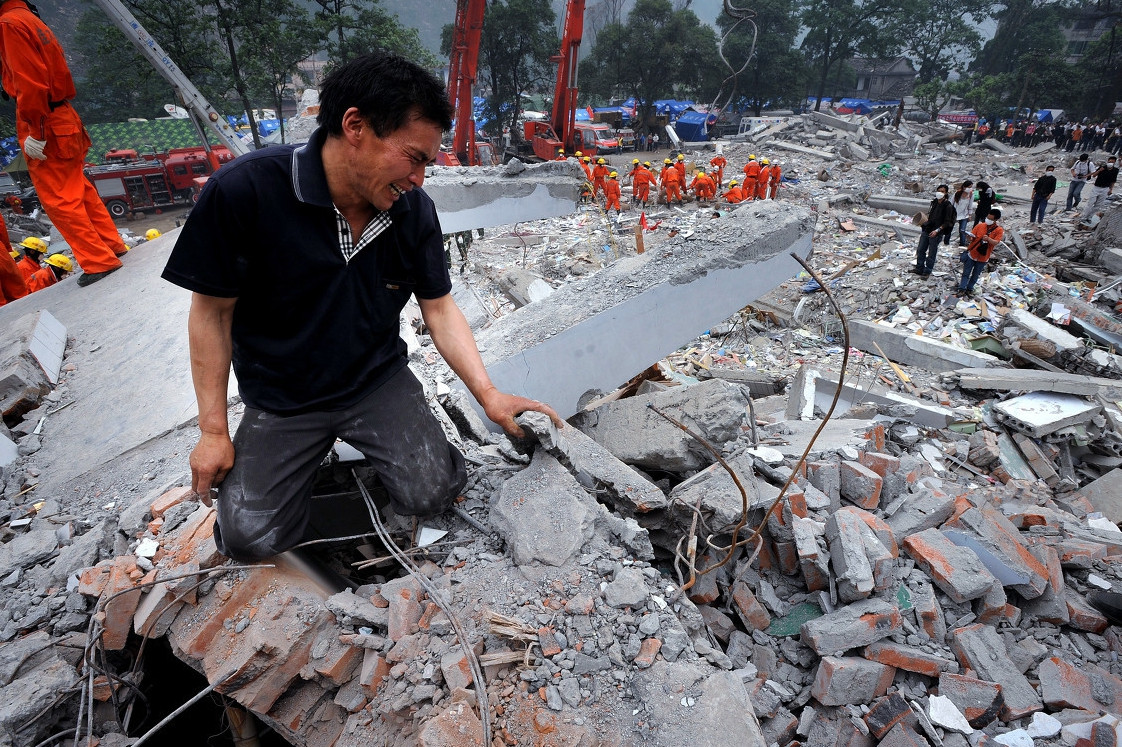 泪奔!回顾汶川地震的8个感人瞬间,亲人在废墟上无助哭喊|地震|灾情|汶
