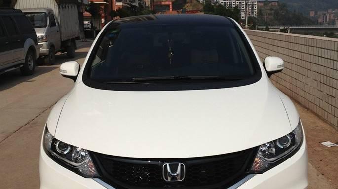 本田杰德车主下车时忘关天窗, 回来后发现车内多了数万现金