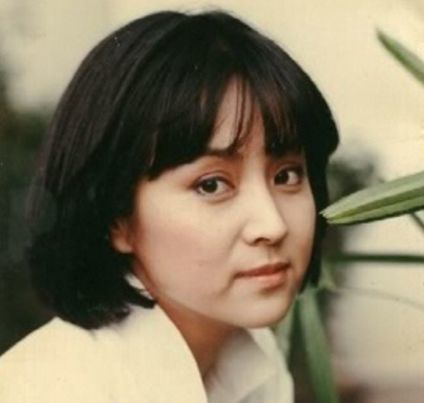 谢贤前妻带儿子现身甄珍70岁依旧很美儿子32岁小鲜肉一枚