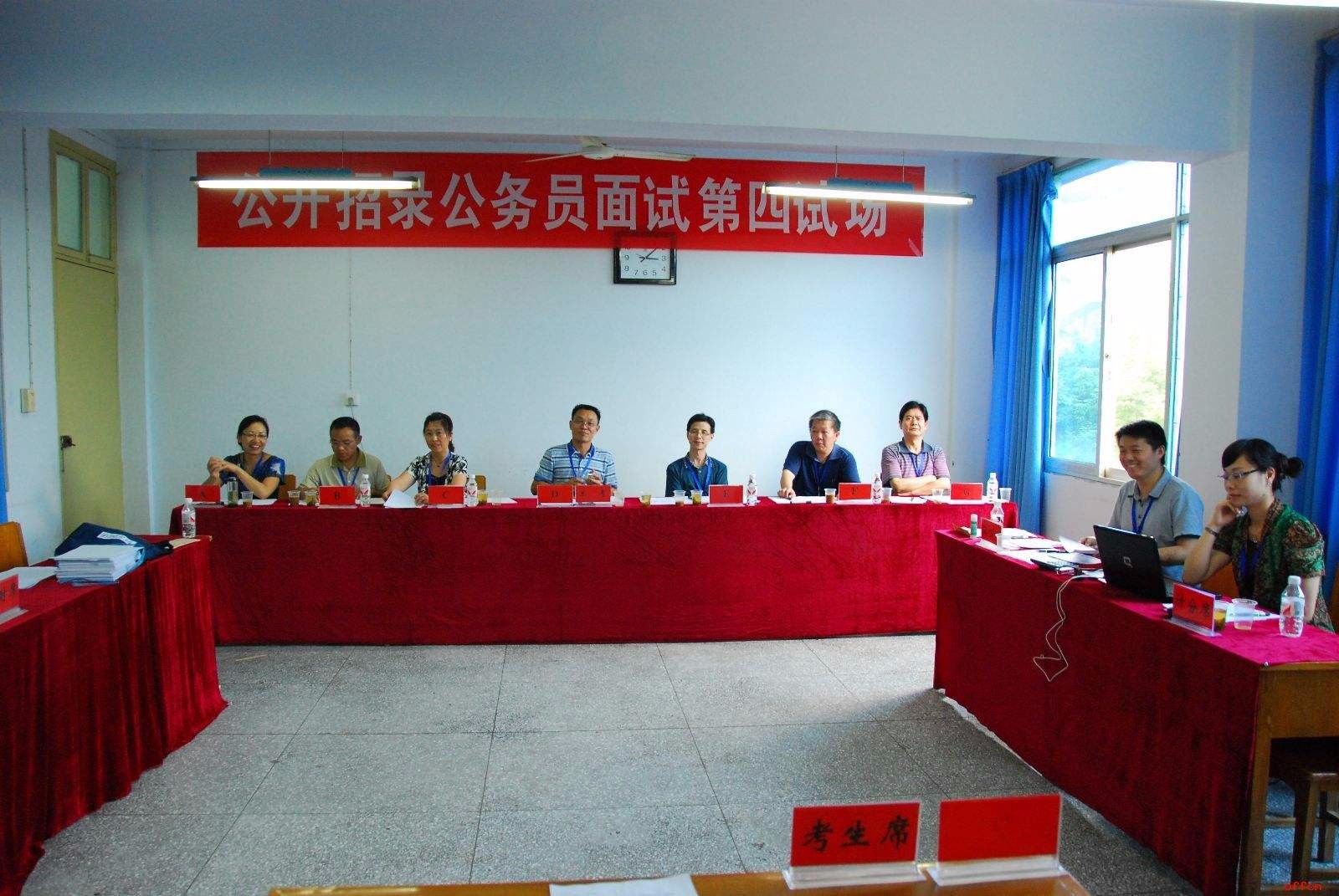 公务员考试笔试第一,面试被刷:是别人走后门了