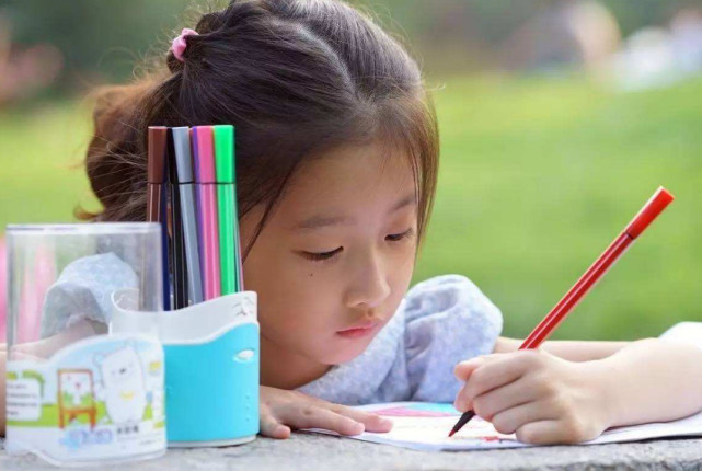 为什么很多家长要把左撇子小孩打成右手?其实