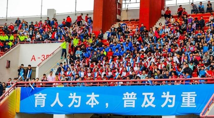 2万球迷+中超球场+现场直播!一场初中生足球比
