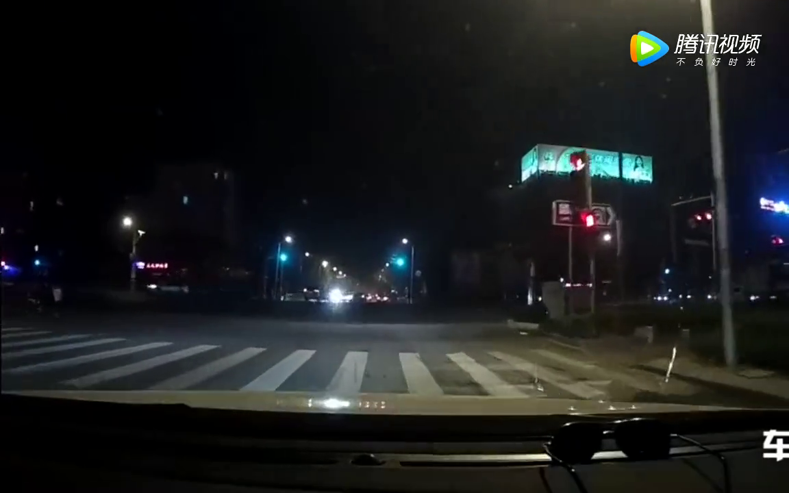 小伙骑电动车在车前转了一圈，是对我赤裸裸的挑衅，拍下作一幕