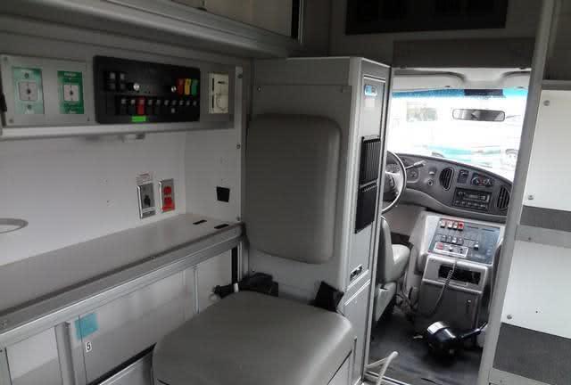 03年的福特E350改装的救护车,让你知道什么是美国式的豪华房车