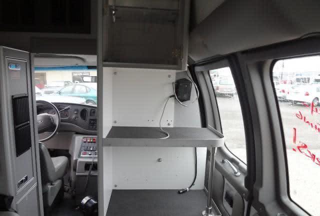 03年的福特E350改装的救护车,让你知道什么是美国式的豪华房车