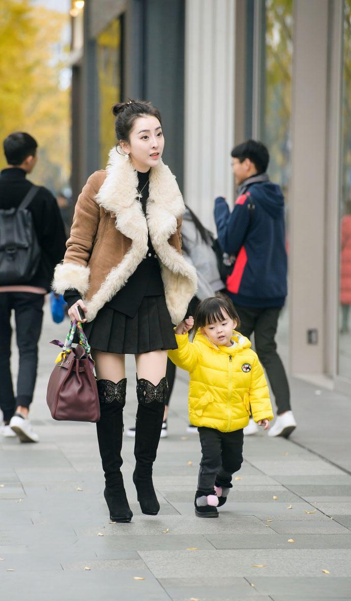 指的是年轻穿着漂亮的年轻准妈妈和年轻妈妈~街拍一位带孩子的辣妈