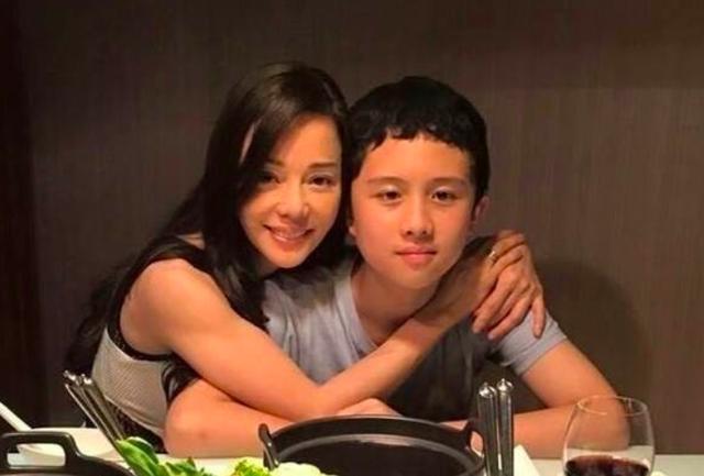 星二代被捕恐被判10年,狄莺溺爱儿子被诟病,11岁竟没断奶